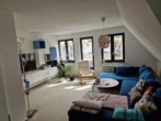 Wohnzimmer - Zen­tra­le Dach­ge­schoss­woh­nung mit Balkon