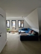 Wohnzimmer_2 - Zen­tra­le Dach­ge­schoss­woh­nung mit Balkon