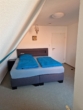 Schlafzimmer - Zen­tra­le Dach­ge­schoss­woh­nung mit Balkon
