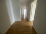 Bild - Schö­ne, hel­le, 4.Zi.-Whg. mit EKB, Bal­kon, 2x gro­ßen Bade­zim­mern, inkl.1x TG-Stellplatz