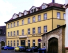 Hausansicht - 3,5‑Zimmer-Wohnung mit Bal­kon, nahe der Naum­bur­ger Innen­stadt, zu vermieten