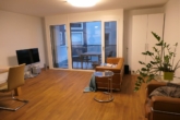 Wohnzimmer/Balkon - Moder­ne 3‑Zimmer Woh­nung mit Bal­kon im Dichterviertel
