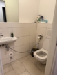 WC - Moder­ne 3‑Zimmer Woh­nung mit Bal­kon im Dichterviertel
