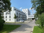 Aussen 2 - Moder­ne, groß­zü­gi­ge 2- Zim­mer Woh­nung in Aubing mit Ein­bau­kü­che und Balkon