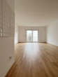 Wohn- und Essbereich - Moder­ne, groß­zü­gi­ge 2- Zim­mer Woh­nung in Aubing mit Ein­bau­kü­che und Balkon