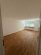 Wohnzimmer - Schö­ne, moder­ni­sier­te 2‑Zim­mer-Woh­nung in München-Solln