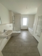 Bild - Hel­le 3.Zi.EG Whg, inkl.EBK,Gäste WC, Ter­ras­se, Abstell­raum, 1xTG-Stellplatz
