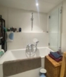 Badewanne mit Dusche - Moderne 2‑Zimmer Wohnung mit Einbauküche und Balkon