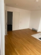 Wohnzimmer_II - Moder­ne 3‑Zimmer Woh­nung mit Ein­bau­kü­che und Balkon