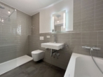 Bad - Zen­tral gele­ge­ne 2‑Zimmer Woh­nung in Mün­chen-Aubing mit Einbauküche