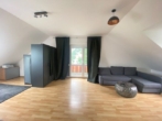 Wohnzimmer - Groß­zü­gi­ge , hel­le 3‑Zim­mer-Woh­nung mit Balkon