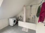 Badezimmer - Groß­zü­gi­ge , hel­le 3‑Zim­mer-Woh­nung mit Balkon