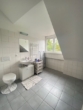 Badezimmer - Groß­zü­gi­ge , hel­le 3‑Zim­mer-Woh­nung mit Balkon