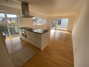 Schö­ne, hel­le 4.Zi.Whg. mit zwei Bädern, EKB, gro­ßen Bal­kon, Kel­ler­raum, 1x TG-Stellpl., 70469 Stuttgart, Etagenwohnung