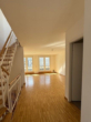 Wohnzimmer - Moder­ne 4‑Zimmer Woh­nung mit son­ni­ger Dach­ter­ras­se in ruhi­ger Wohnanlage