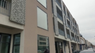 Hausansicht Strasse - Hel­le Woh­nung in guter Lage