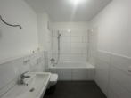 Badezimmer - Schö­ne 2‑Zi.-Whg. mit gro­ßer Log­gia nah an den Rie­m­ar­ca­den u. direk­ter Anbin­dung zu U2