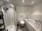 Badezimmer groß - Moder­ne 3‑Zimmer Woh­nung mit Einbauküche